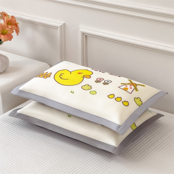 91家纺网 家纺一手货源 找家纺 兄弟坊 2026新款大版碳光冰丝儿童枕头午睡枕学生枕头枕芯幼儿园枕头 冰丝枕头-从鸭探险