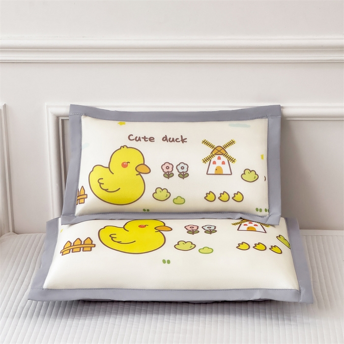 91家纺网 家纺一手货源 找家纺 兄弟坊 2026新款大版碳光冰丝儿童枕头午睡枕学生枕头枕芯幼儿园枕头 冰丝枕头-从鸭探险