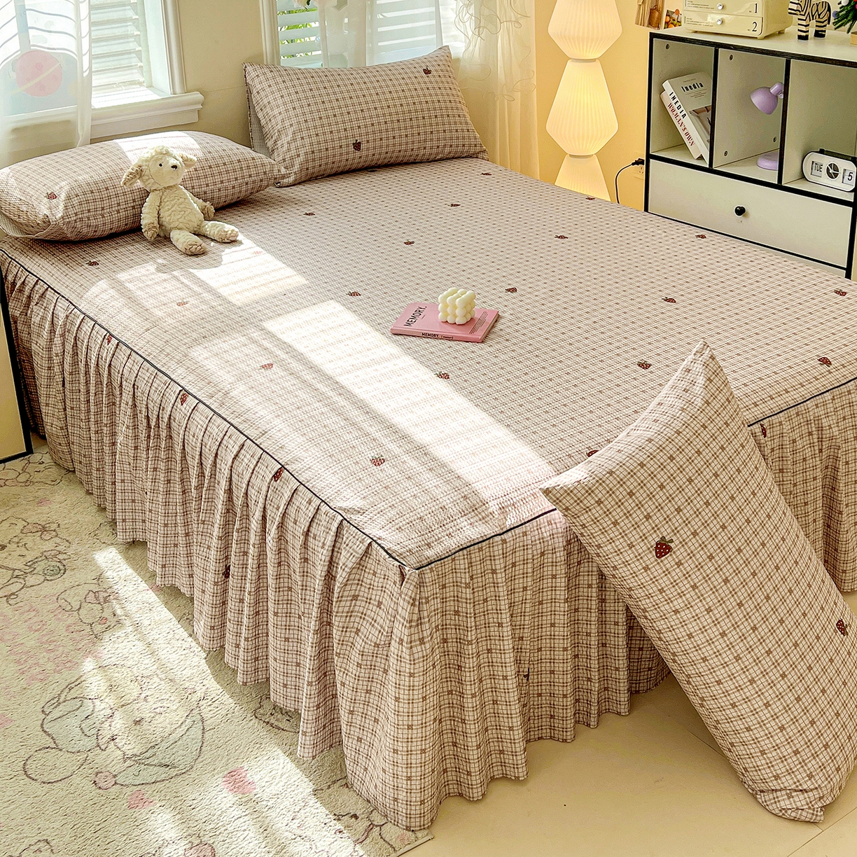 91家纺网 家纺一手货源 找家纺 鹿辉家居（原吉欧力） 2026新款泡泡床裙四件套 床裙款-格韵草莓