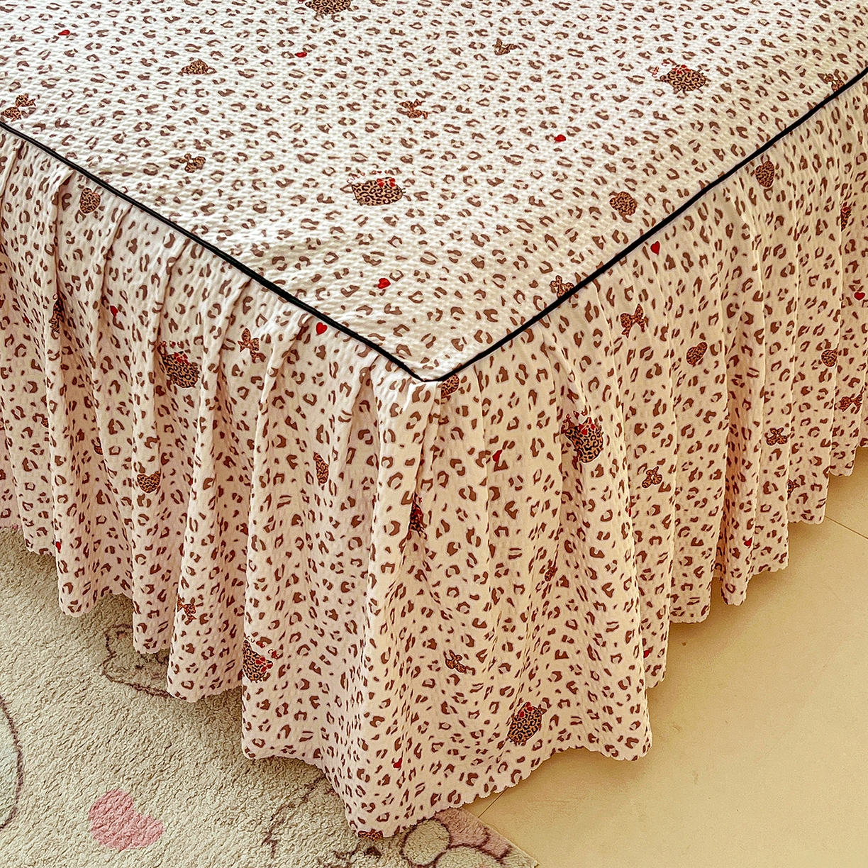 91家纺网 家纺一手货源 找家纺 鹿辉家居（原吉欧力） 2026新款泡泡床裙四件套 床裙款-豹纹猫咪