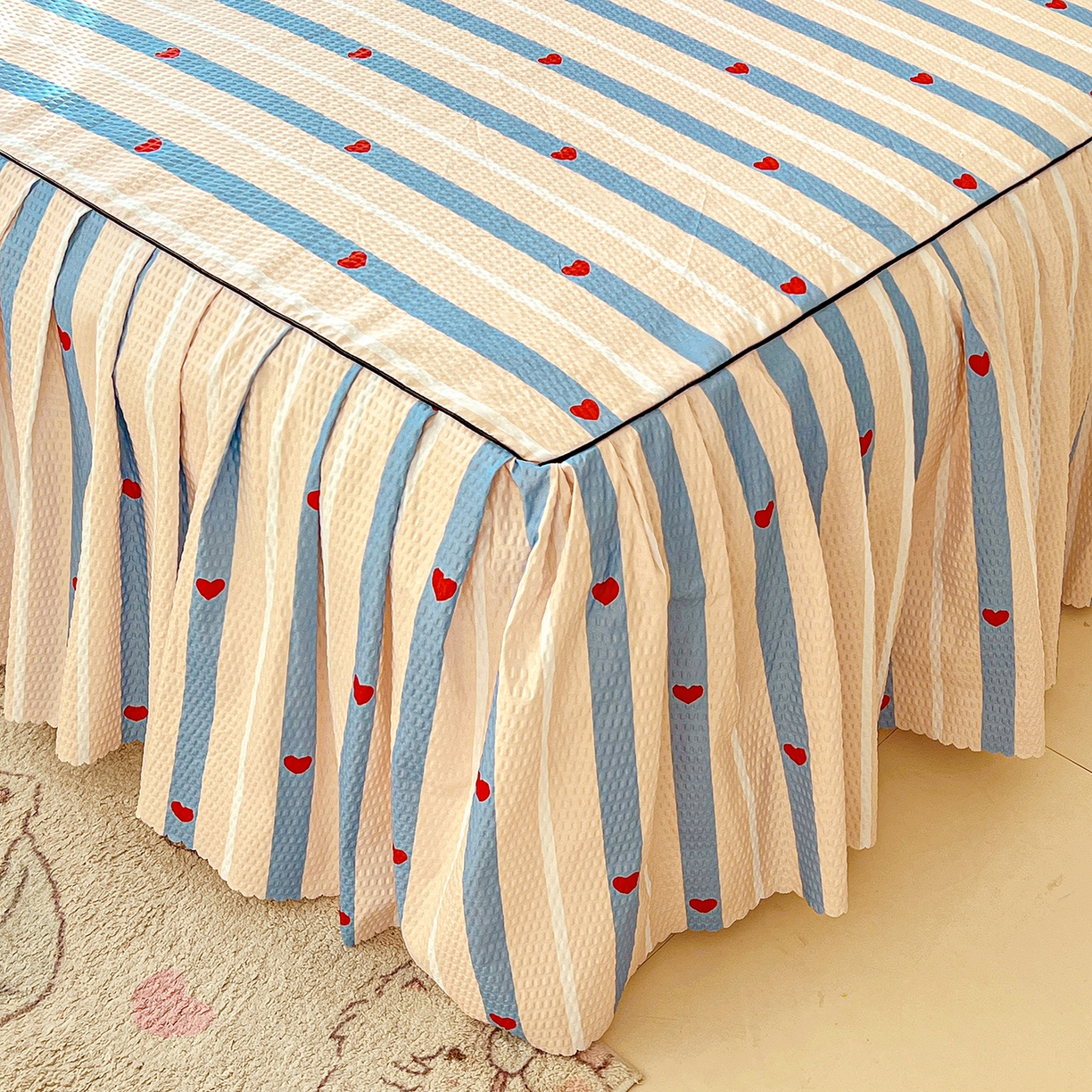 91家纺网 家纺一手货源 找家纺 鹿辉家居（原吉欧力） 2026新款泡泡床裙四件套 床裙款-爱心条纹