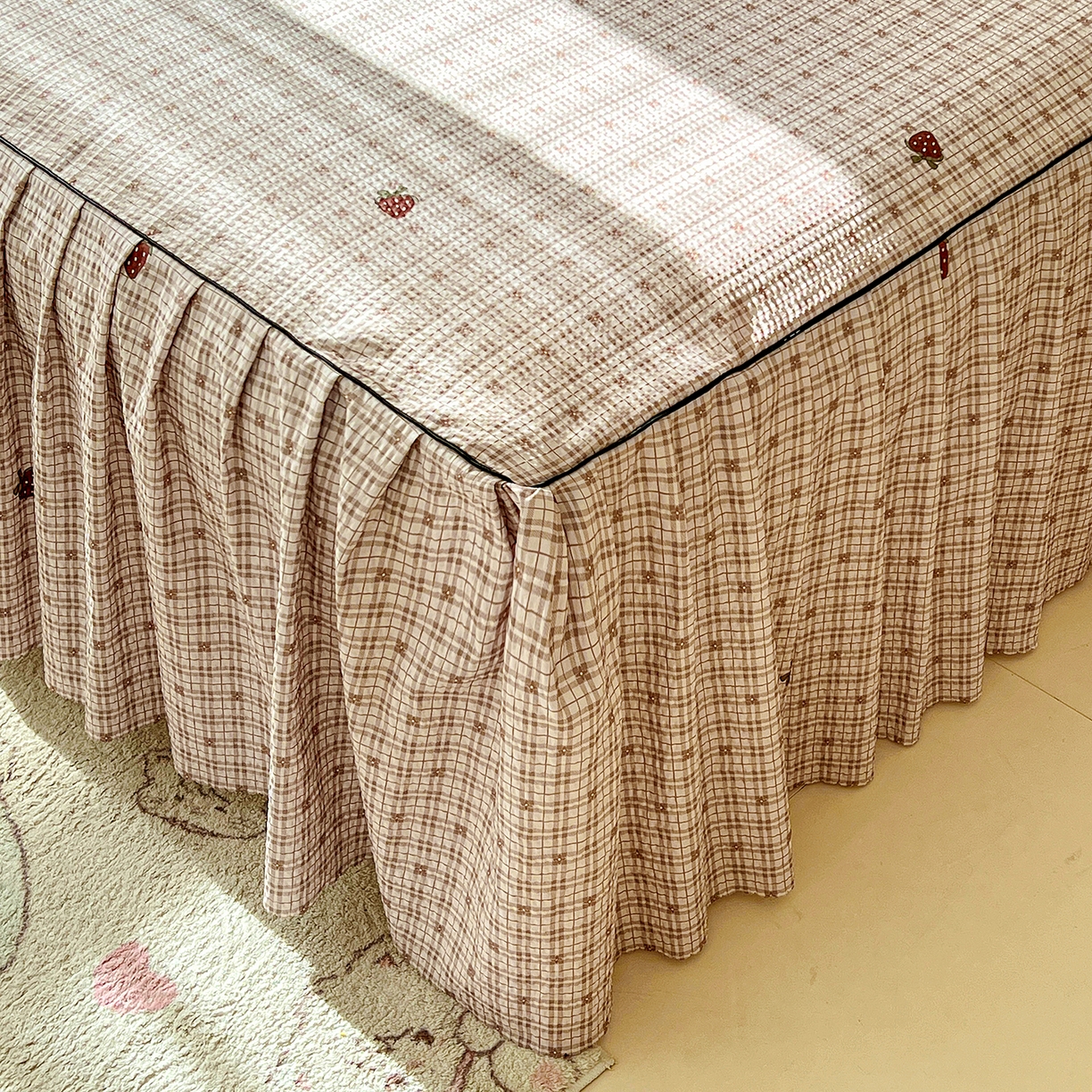 91家纺网 家纺一手货源 找家纺 鹿辉家居（原吉欧力） 2026新款泡泡床裙四件套 床裙款-格韵草莓