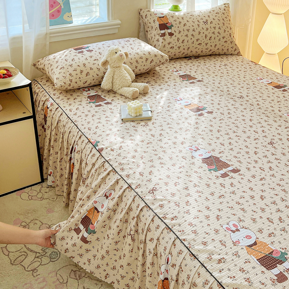 91家纺网 家纺一手货源 找家纺 鹿辉家居（原吉欧力） 2026新款泡泡床裙四件套 床裙款-碎花小兔