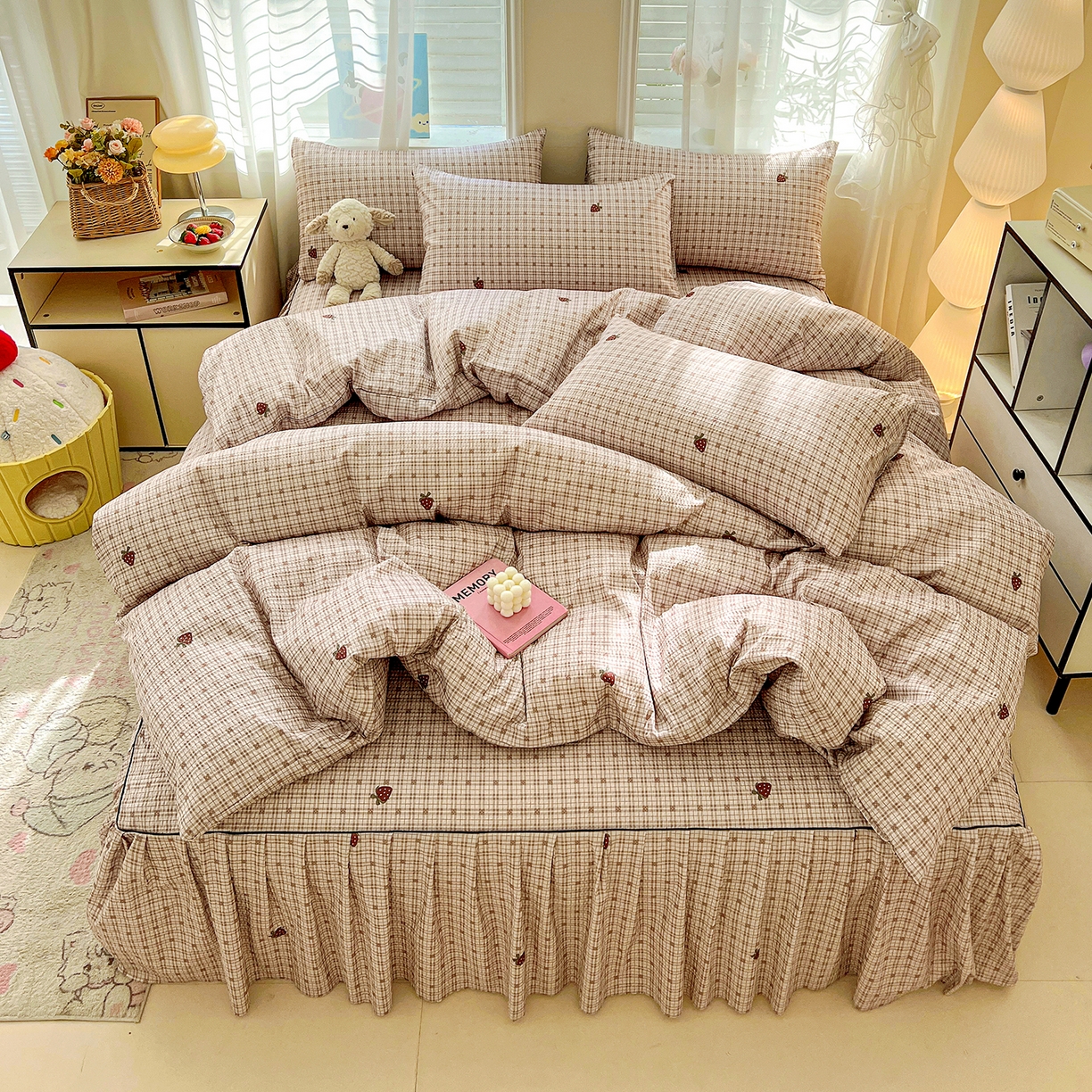 91家纺网 家纺一手货源 找家纺 鹿辉家居（原吉欧力） 2026新款泡泡床裙四件套 床裙款-格韵草莓