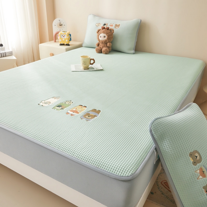 91家纺网 家纺一手货源 找家纺 凯罗 2026新款卡通绣花小红书爆款凉豆豆绣花床笠可水洗床笠凉席席子 萌宠总动员 床笠款