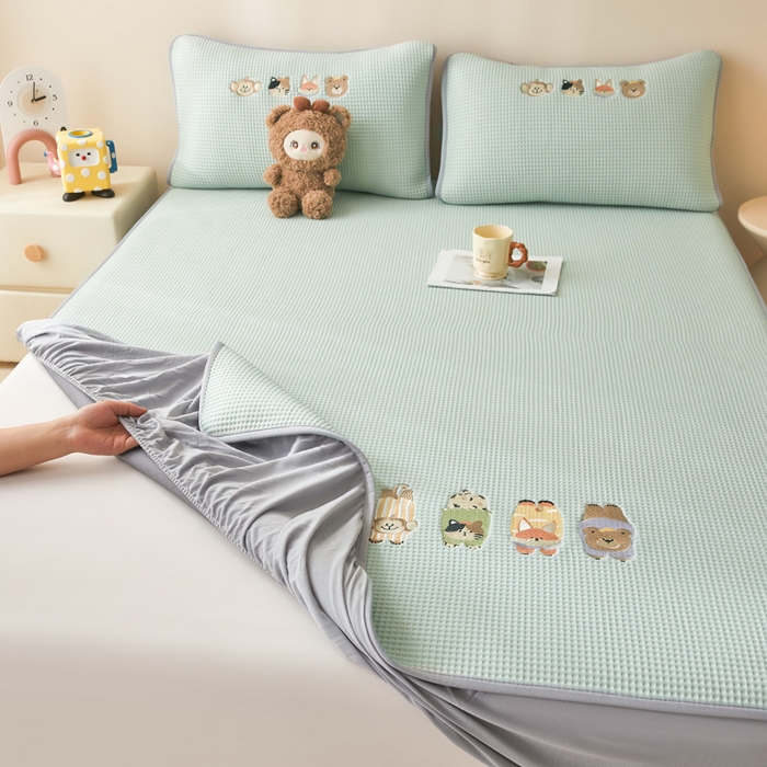 91家纺网 家纺一手货源 找家纺 凯罗 2026新款卡通绣花小红书爆款凉豆豆绣花床笠可水洗床笠凉席席子 萌宠总动员 床笠款