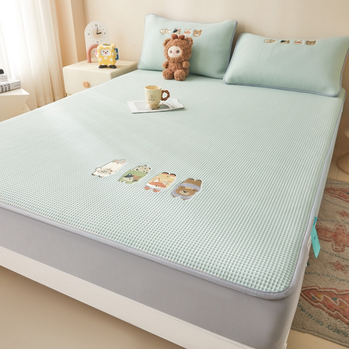 91家纺网 家纺一手货源 找家纺 凯罗 2026新款卡通绣花小红书爆款凉豆豆绣花床笠可水洗床笠凉席席子 萌宠总动员 床笠款