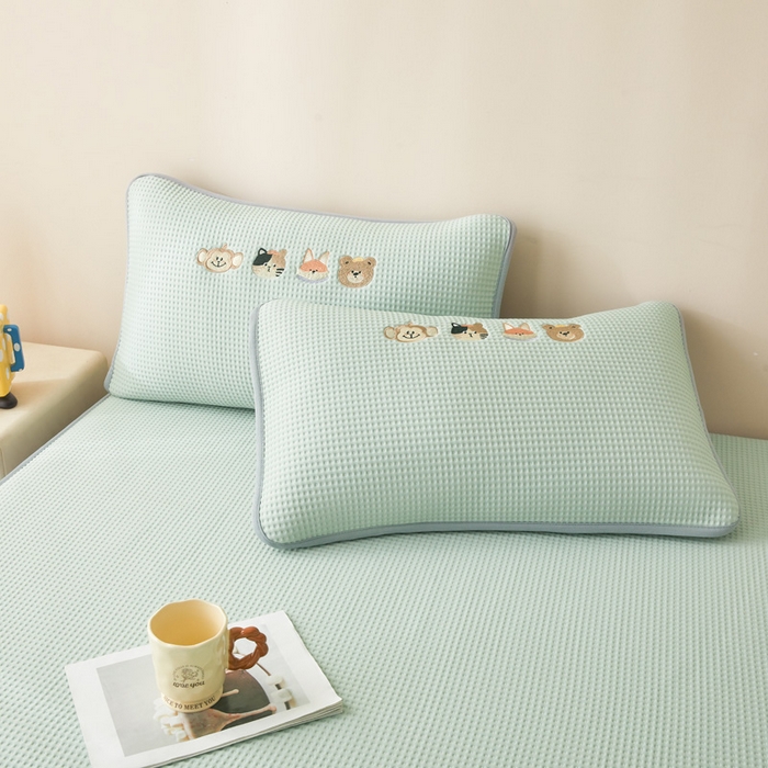 91家纺网 家纺一手货源 找家纺 凯罗 2026新款卡通绣花小红书爆款凉豆豆绣花床笠可水洗床笠凉席席子 萌宠总动员 床笠款