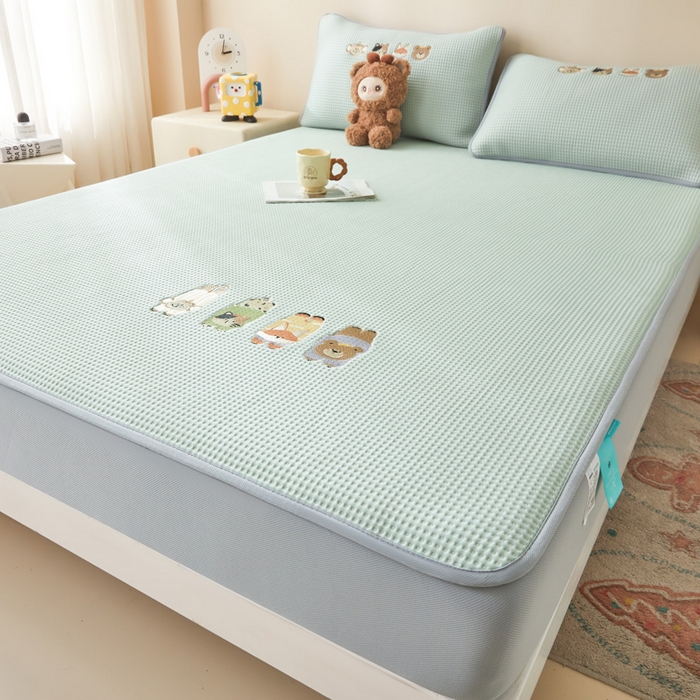 91家纺网 家纺一手货源 找家纺 凯罗 2026新款卡通绣花小红书爆款凉豆豆绣花床笠可水洗床笠凉席席子 萌宠总动员 床笠款