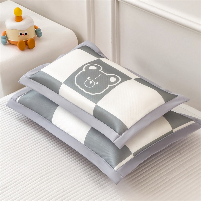 91家纺网 家纺一手货源 找家纺 兄弟坊 2026新款大版碳光冰丝儿童枕头午睡枕学生枕头枕芯幼儿园枕头 冰丝枕头-灰格小熊