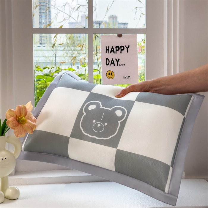 91家纺网 家纺一手货源 找家纺 兄弟坊 2026新款大版碳光冰丝儿童枕头午睡枕学生枕头枕芯幼儿园枕头 冰丝枕头-灰格小熊