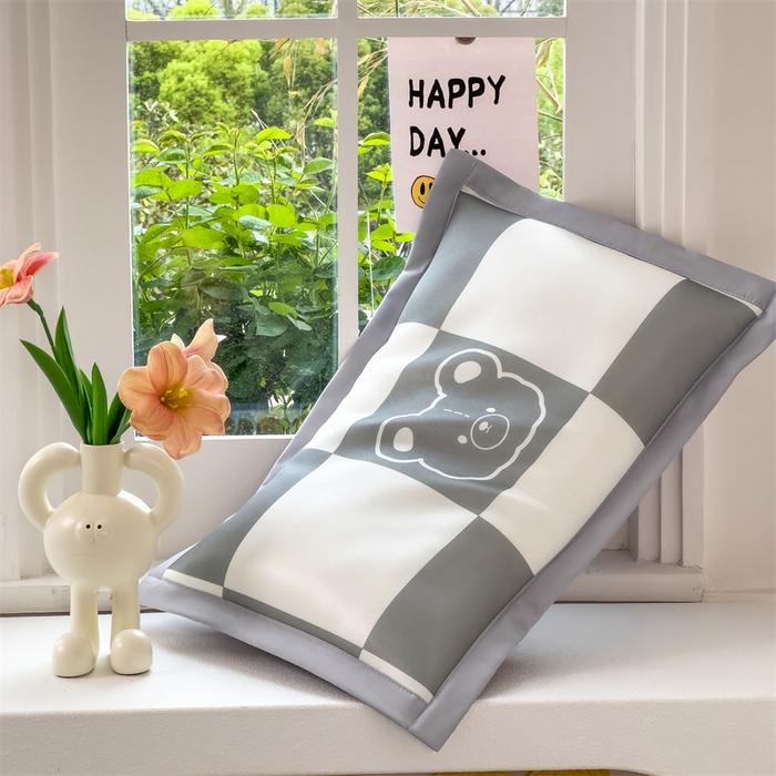 91家纺网 家纺一手货源 找家纺 兄弟坊 2026新款大版碳光冰丝儿童枕头午睡枕学生枕头枕芯幼儿园枕头 冰丝枕头-灰格小熊