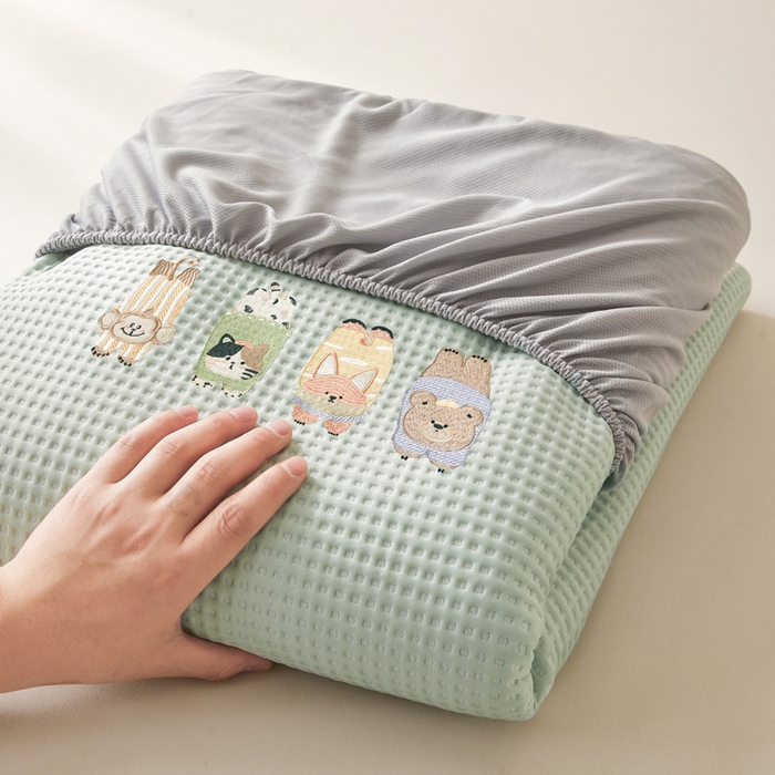 91家纺网 家纺一手货源 找家纺 凯罗 2026新款卡通绣花小红书爆款凉豆豆绣花床笠可水洗床笠凉席席子 萌宠总动员 床笠款