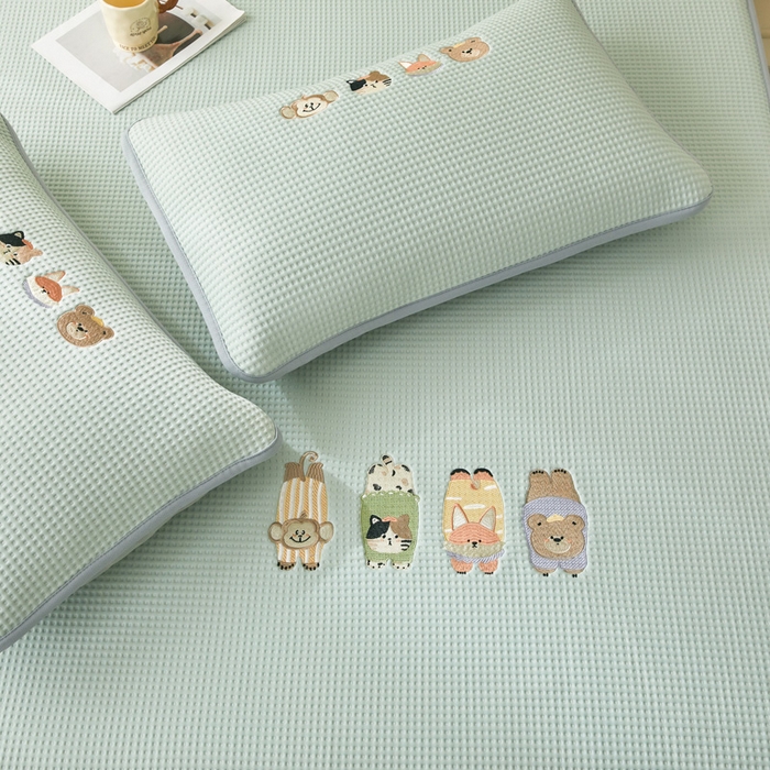 91家纺网 家纺一手货源 找家纺 凯罗 2026新款卡通绣花小红书爆款凉豆豆绣花床笠可水洗床笠凉席席子 萌宠总动员 床笠款