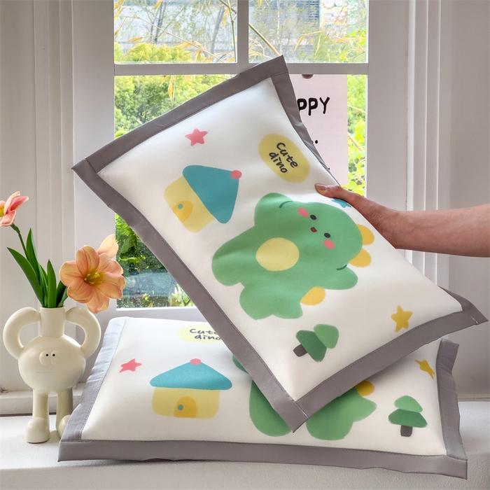 91家纺网 家纺一手货源 找家纺 兄弟坊 2026新款大版碳光冰丝儿童枕头午睡枕学生枕头枕芯幼儿园枕头 冰丝枕头-恐龙玩偶