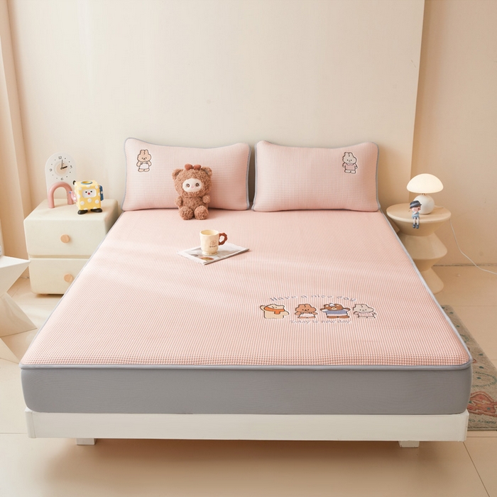 91家纺网 家纺一手货源 找家纺 凯罗 2026新款卡通绣花小红书爆款凉豆豆绣花床笠可水洗床笠凉席席子 米兜米兜-粉 床笠款