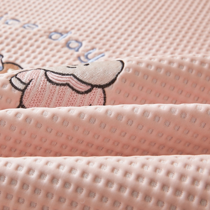 91家纺网 家纺一手货源 找家纺 凯罗 2026新款卡通绣花小红书爆款凉豆豆绣花床笠可水洗床笠凉席席子 米兜米兜-粉 床笠款