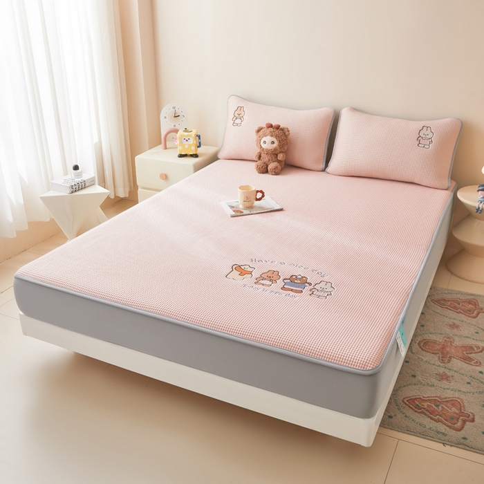 91家纺网 家纺一手货源 找家纺 凯罗 2026新款卡通绣花小红书爆款凉豆豆绣花床笠可水洗床笠凉席席子 米兜米兜-粉 床笠款