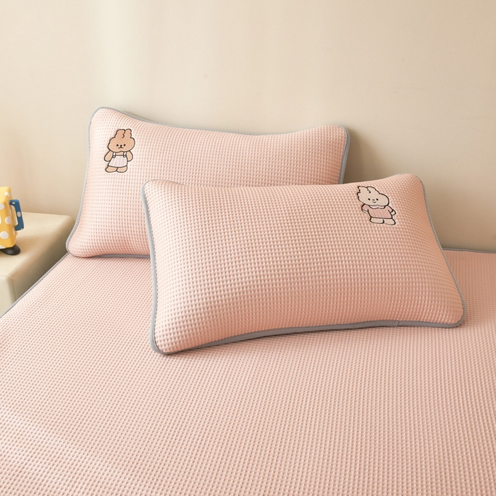 91家纺网 家纺一手货源 找家纺 凯罗 2026新款卡通绣花小红书爆款凉豆豆绣花床笠可水洗床笠凉席席子 米兜米兜-粉 床笠款