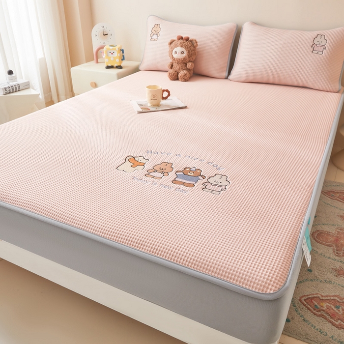 91家纺网 家纺一手货源 找家纺 凯罗 2026新款卡通绣花小红书爆款凉豆豆绣花床笠可水洗床笠凉席席子 米兜米兜-粉 床笠款