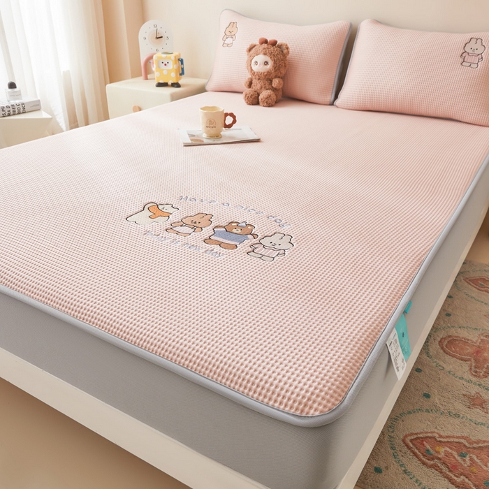 91家纺网 家纺一手货源 找家纺 凯罗 2026新款卡通绣花小红书爆款凉豆豆绣花床笠可水洗床笠凉席席子 米兜米兜-粉 床笠款