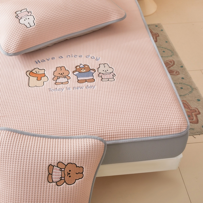 91家纺网 家纺一手货源 找家纺 凯罗 2026新款卡通绣花小红书爆款凉豆豆绣花床笠可水洗床笠凉席席子 米兜米兜-粉 床笠款