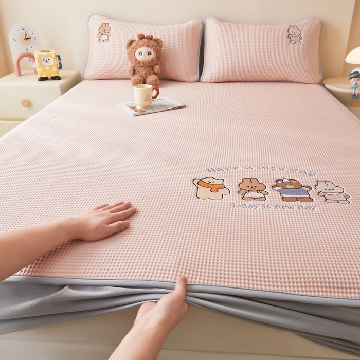 91家纺网 家纺一手货源 找家纺 凯罗 2026新款卡通绣花小红书爆款凉豆豆绣花床笠可水洗床笠凉席席子 米兜米兜-粉 床笠款