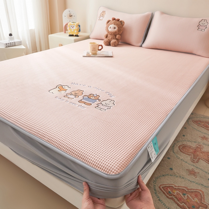 91家纺网 家纺一手货源 找家纺 凯罗 2026新款卡通绣花小红书爆款凉豆豆绣花床笠可水洗床笠凉席席子 米兜米兜-粉 床笠款