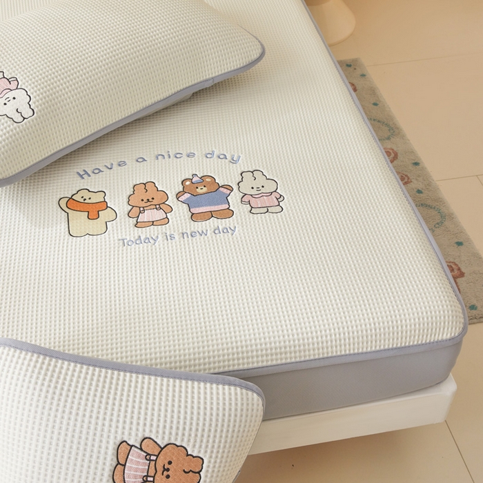 91家纺网 家纺一手货源 找家纺 凯罗 2026新款卡通绣花小红书爆款凉豆豆绣花床笠可水洗床笠凉席席子 米兜米兜-奶白 床笠款