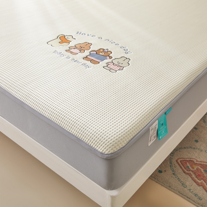 91家纺网 家纺一手货源 找家纺 凯罗 2026新款卡通绣花小红书爆款凉豆豆绣花床笠可水洗床笠凉席席子 米兜米兜-奶白 床笠款