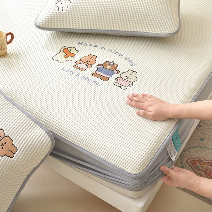 91家纺网 家纺一手货源 找家纺 凯罗 2026新款卡通绣花小红书爆款凉豆豆绣花床笠可水洗床笠凉席席子 米兜米兜-奶白 床笠款