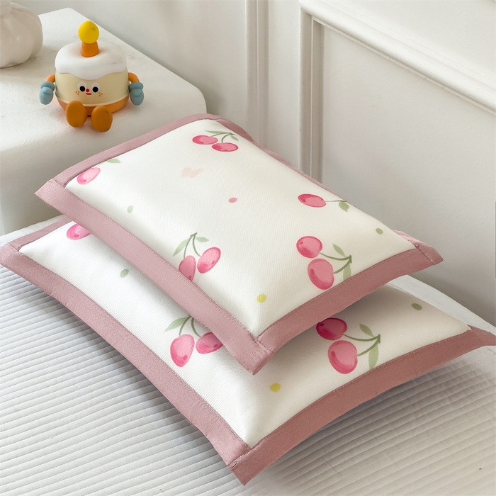 91家纺网 家纺一手货源 找家纺 兄弟坊 2026新款大版碳光冰丝儿童枕头午睡枕学生枕头枕芯幼儿园枕头 冰丝枕头-甜梦樱桃