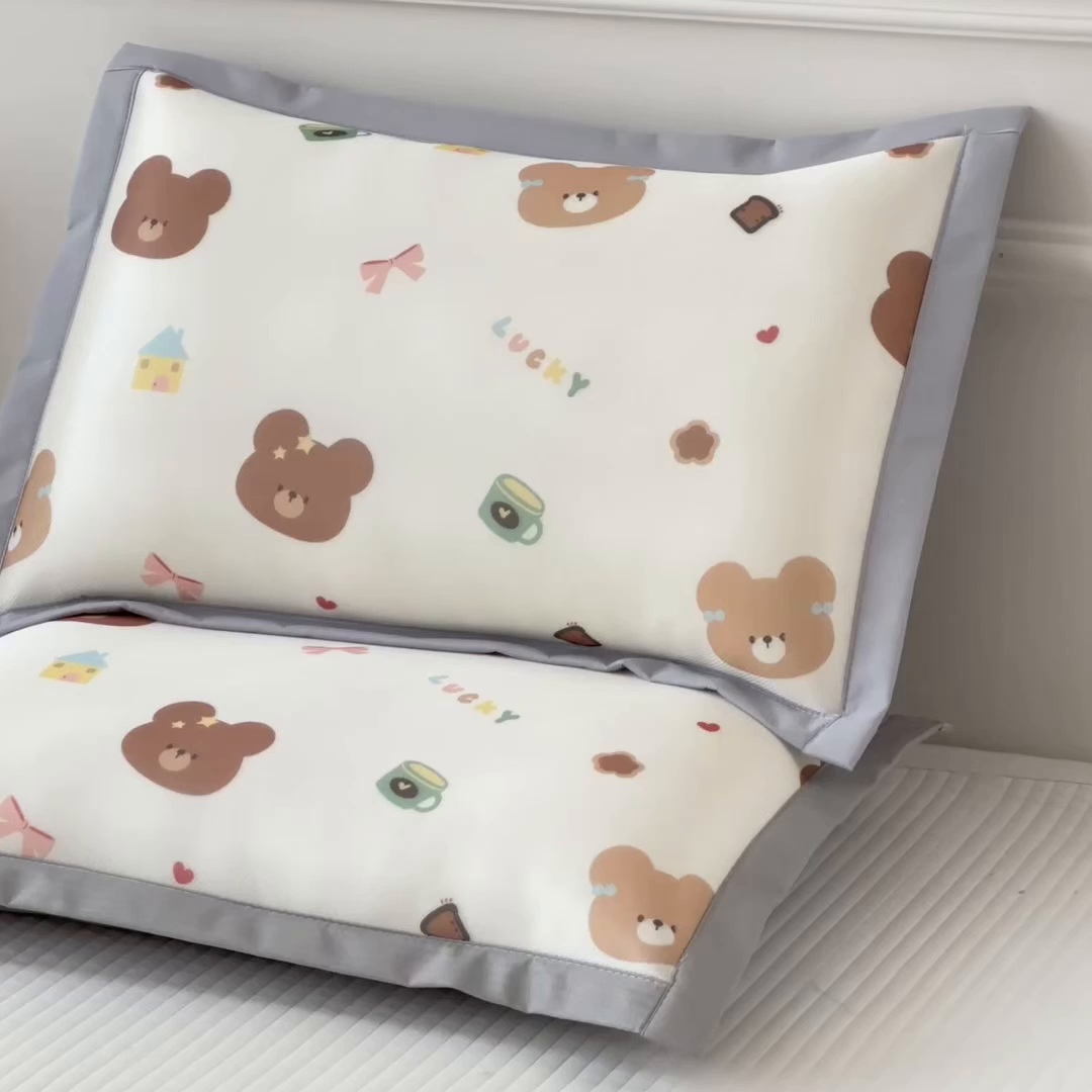 91家纺网 家纺一手货源 找家纺 兄弟坊 2026新款大版碳光冰丝儿童枕头午睡枕学生枕头枕芯幼儿园枕头 冰丝枕头-小熊饼千