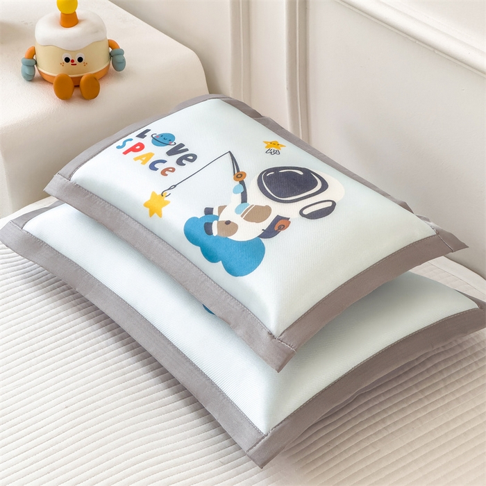 91家纺网 家纺一手货源 找家纺 兄弟坊 2026新款大版碳光冰丝儿童枕头午睡枕学生枕头枕芯幼儿园枕头 冰丝枕头-星际探索
