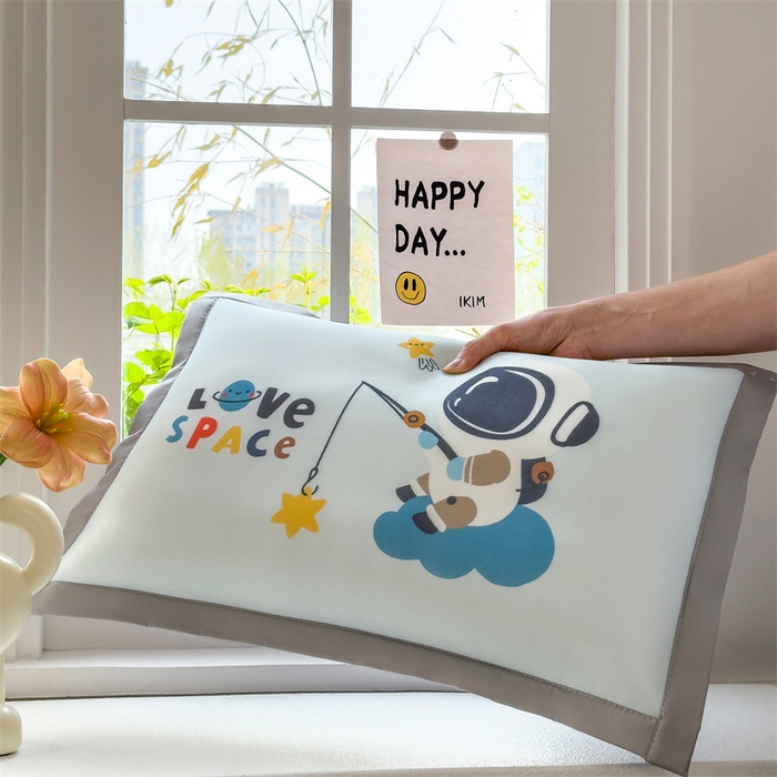 91家纺网 家纺一手货源 找家纺 兄弟坊 2026新款大版碳光冰丝儿童枕头午睡枕学生枕头枕芯幼儿园枕头 冰丝枕头-星际探索