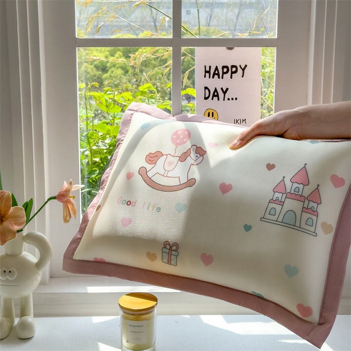 91家纺网 家纺一手货源 找家纺 兄弟坊 2026新款大版碳光冰丝儿童枕头午睡枕学生枕头枕芯幼儿园枕头 冰丝枕头-旋转木马