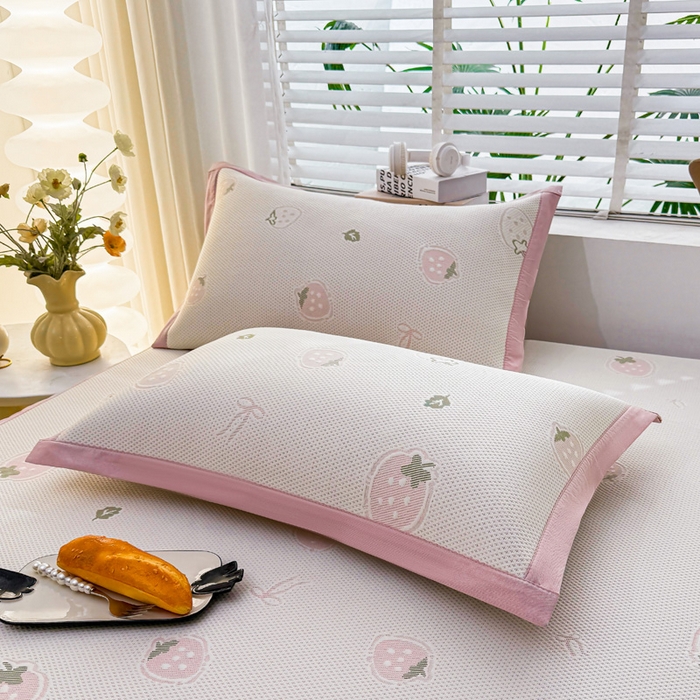 91家纺网 家纺一手货源 找家纺 凯罗 2026春夏凉豆豆小红书爆款A类乙纶PE凉豆豆床席款可水洗床席 波点草莓-粉