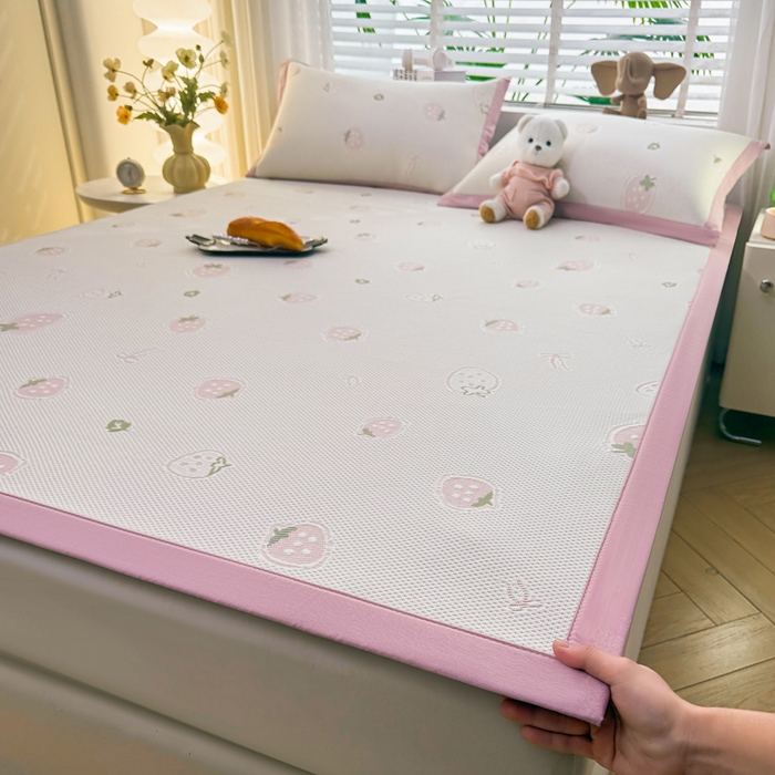 91家纺网 家纺一手货源 找家纺 凯罗 2026春夏凉豆豆小红书爆款A类乙纶PE凉豆豆床席款可水洗床席 波点草莓-粉