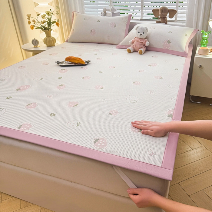 91家纺网 家纺一手货源 找家纺 凯罗 2026春夏凉豆豆小红书爆款A类乙纶PE凉豆豆床席款可水洗床席 波点草莓-粉