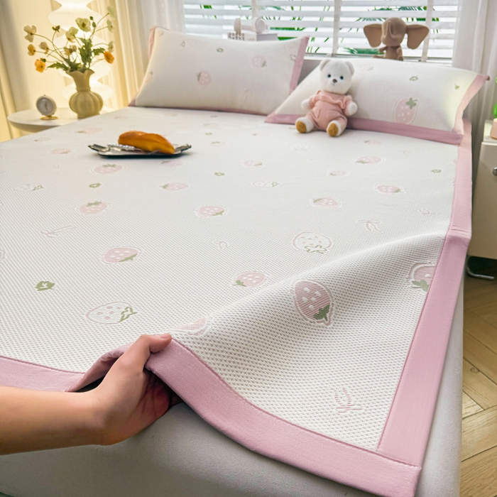 91家纺网 家纺一手货源 找家纺 凯罗 2026春夏凉豆豆小红书爆款A类乙纶PE凉豆豆床席款可水洗床席 波点草莓-粉