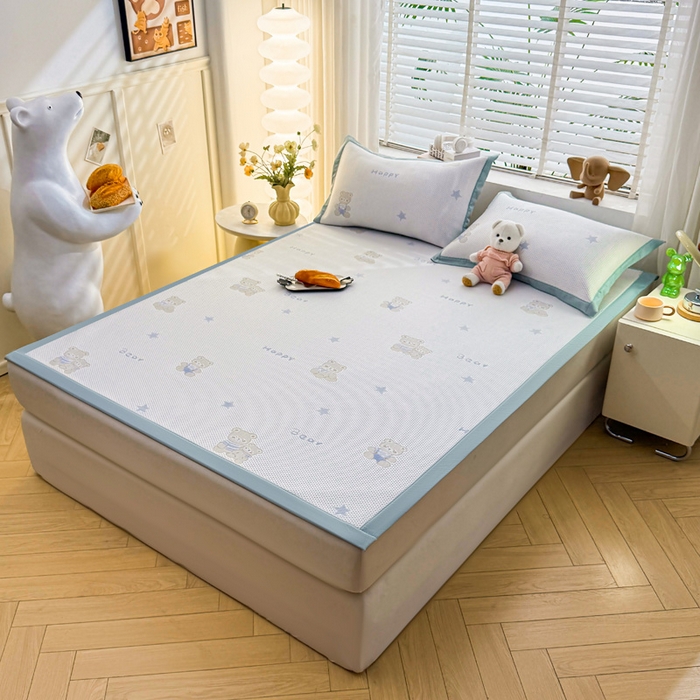 91家纺网 家纺一手货源 找家纺 凯罗 2026春夏凉豆豆小红书爆款A类乙纶PE凉豆豆床席款可水洗床席 布丁萌萌熊