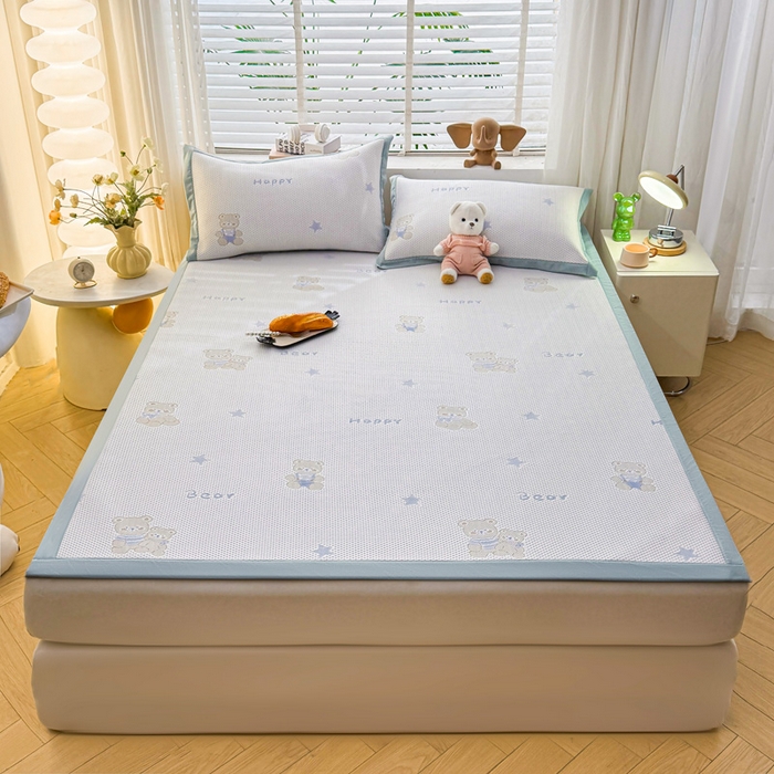 91家纺网 家纺一手货源 找家纺 凯罗 2026春夏凉豆豆小红书爆款A类乙纶PE凉豆豆床席款可水洗床席 布丁萌萌熊