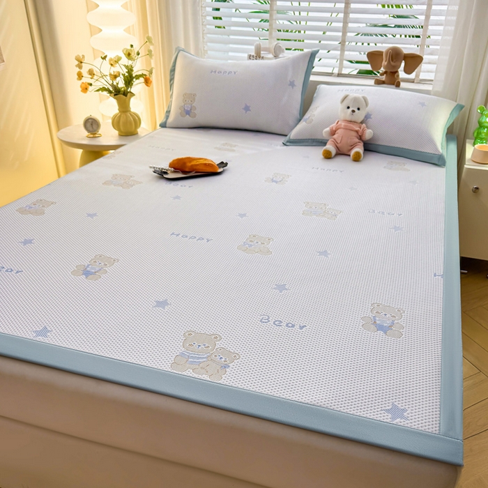 91家纺网 家纺一手货源 找家纺 凯罗 2026春夏凉豆豆小红书爆款A类乙纶PE凉豆豆床席款可水洗床席 布丁萌萌熊