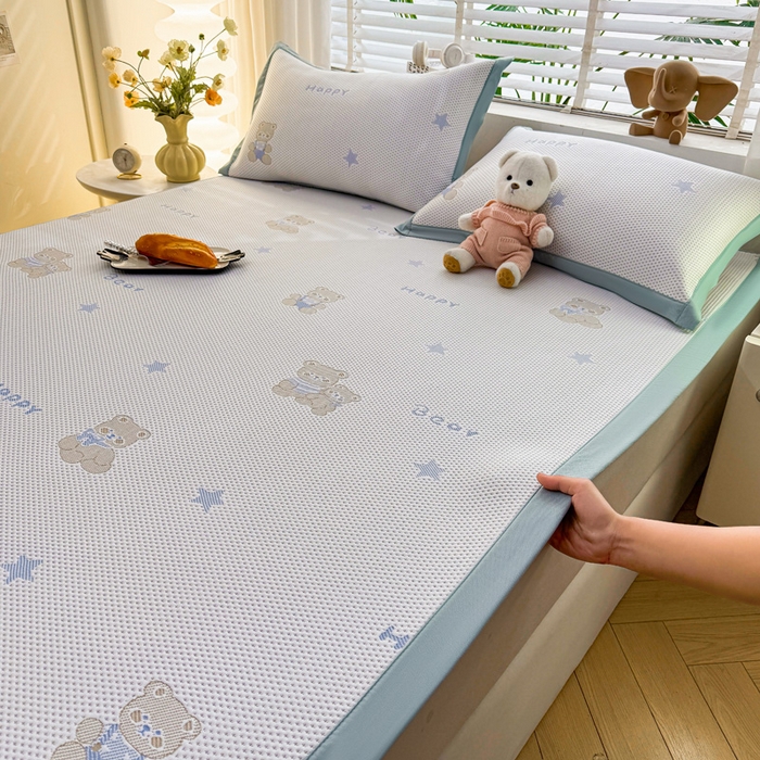 91家纺网 家纺一手货源 找家纺 凯罗 2026春夏凉豆豆小红书爆款A类乙纶PE凉豆豆床席款可水洗床席 布丁萌萌熊