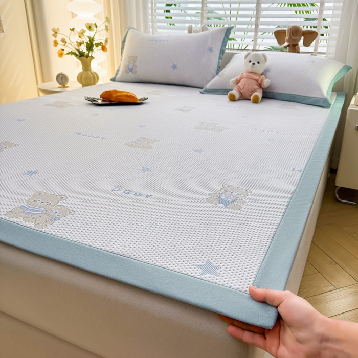 91家纺网 家纺一手货源 找家纺 凯罗 2026春夏凉豆豆小红书爆款A类乙纶PE凉豆豆床席款可水洗床席 布丁萌萌熊