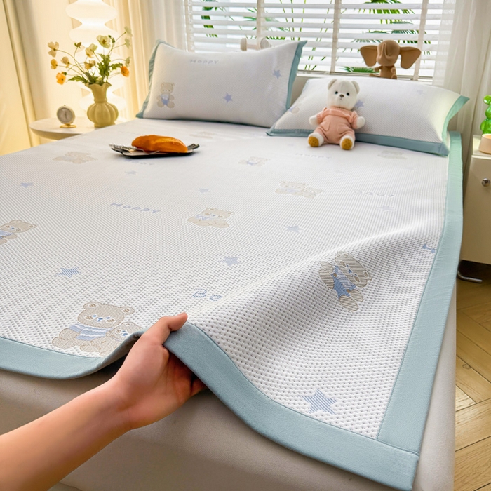 91家纺网 家纺一手货源 找家纺 凯罗 2026春夏凉豆豆小红书爆款A类乙纶PE凉豆豆床席款可水洗床席 布丁萌萌熊