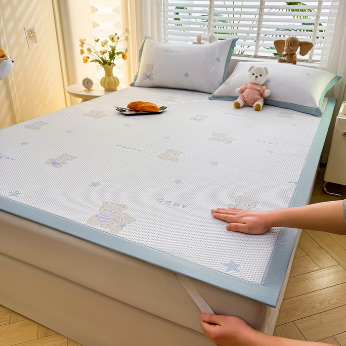 91家纺网 家纺一手货源 找家纺 凯罗 2026春夏凉豆豆小红书爆款A类乙纶PE凉豆豆床席款可水洗床席 布丁萌萌熊