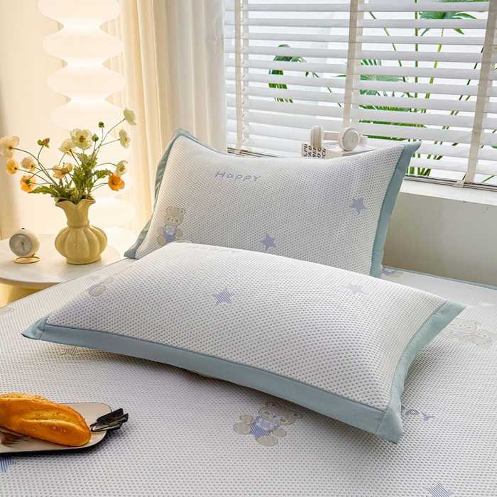 91家纺网 家纺一手货源 找家纺 凯罗 2026春夏凉豆豆小红书爆款A类乙纶PE凉豆豆床席款可水洗床席 布丁萌萌熊