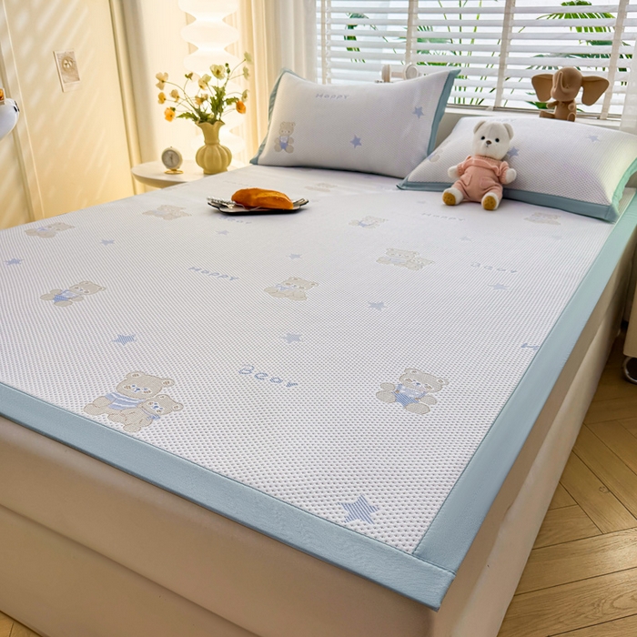 91家纺网 家纺一手货源 找家纺 凯罗 2026春夏凉豆豆小红书爆款A类乙纶PE凉豆豆床席款可水洗床席 布丁萌萌熊