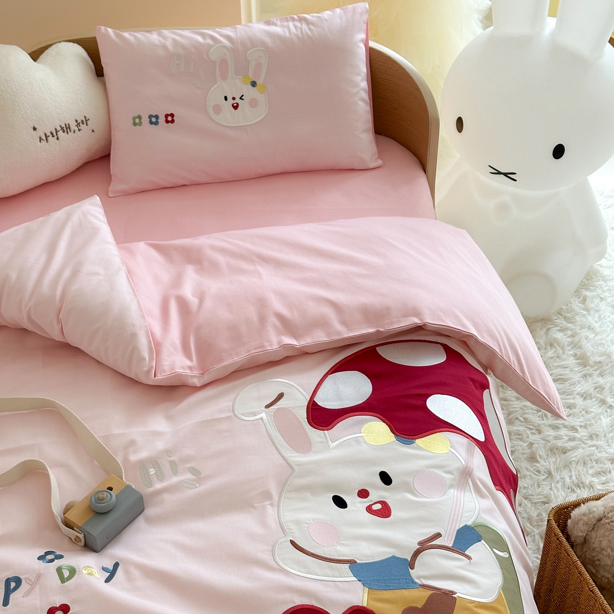 91家纺网 家纺一手货源 找家纺 BOSS 2026新款全棉纯棉大版卡通贴布绣花幼儿园多件套 蘑菇小兔